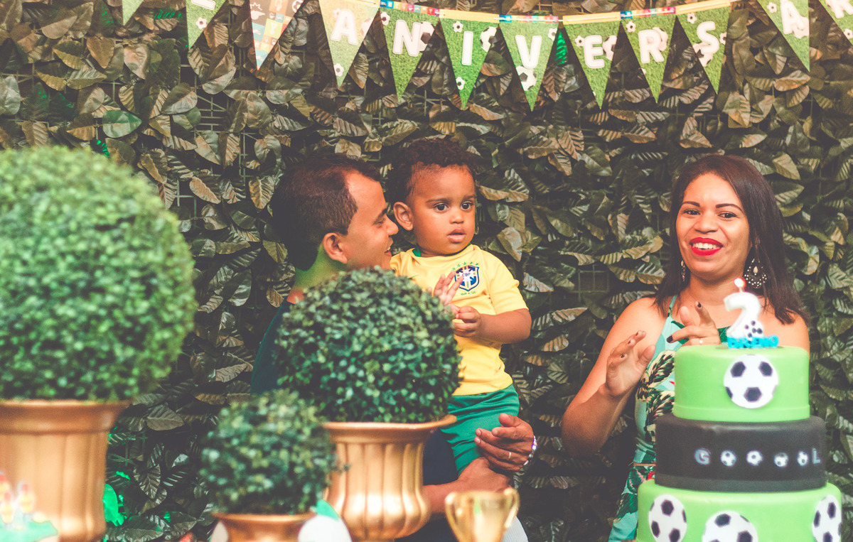 hora do parabéns em festa infantil com tema de futebol 