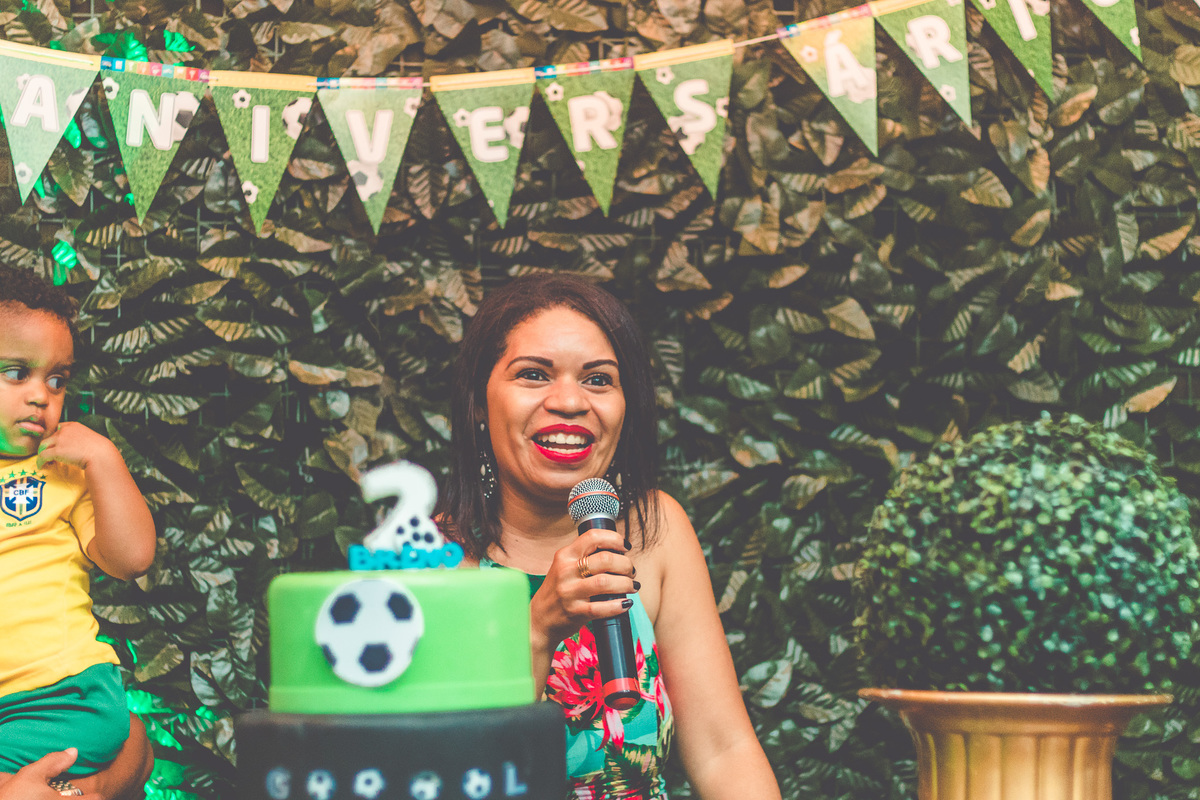 hora do parabéns em festa infantil com tema de futebol 