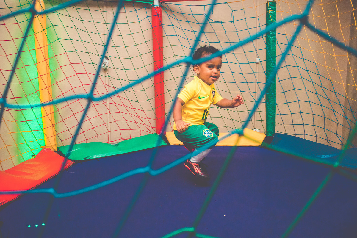 criança vestida de jogador de futebol em festa infantil brincando 