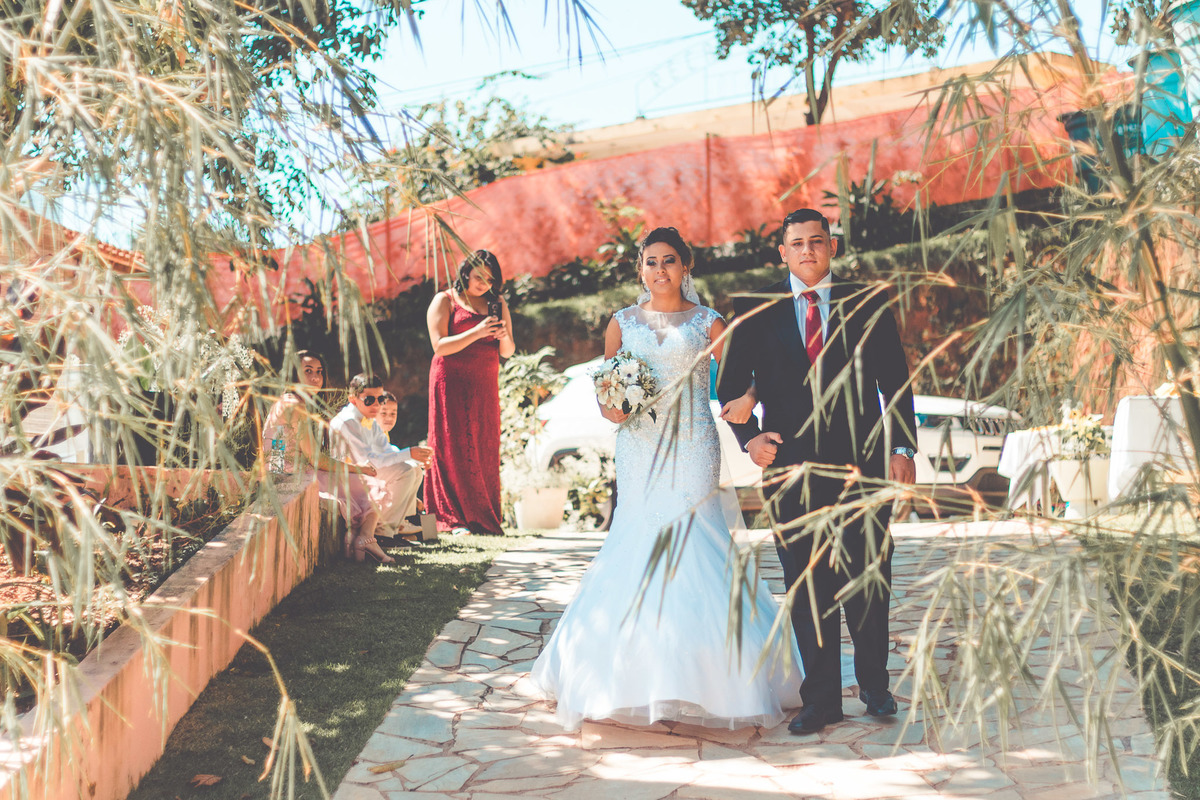 Noiva entrando na cerimônia do casamento