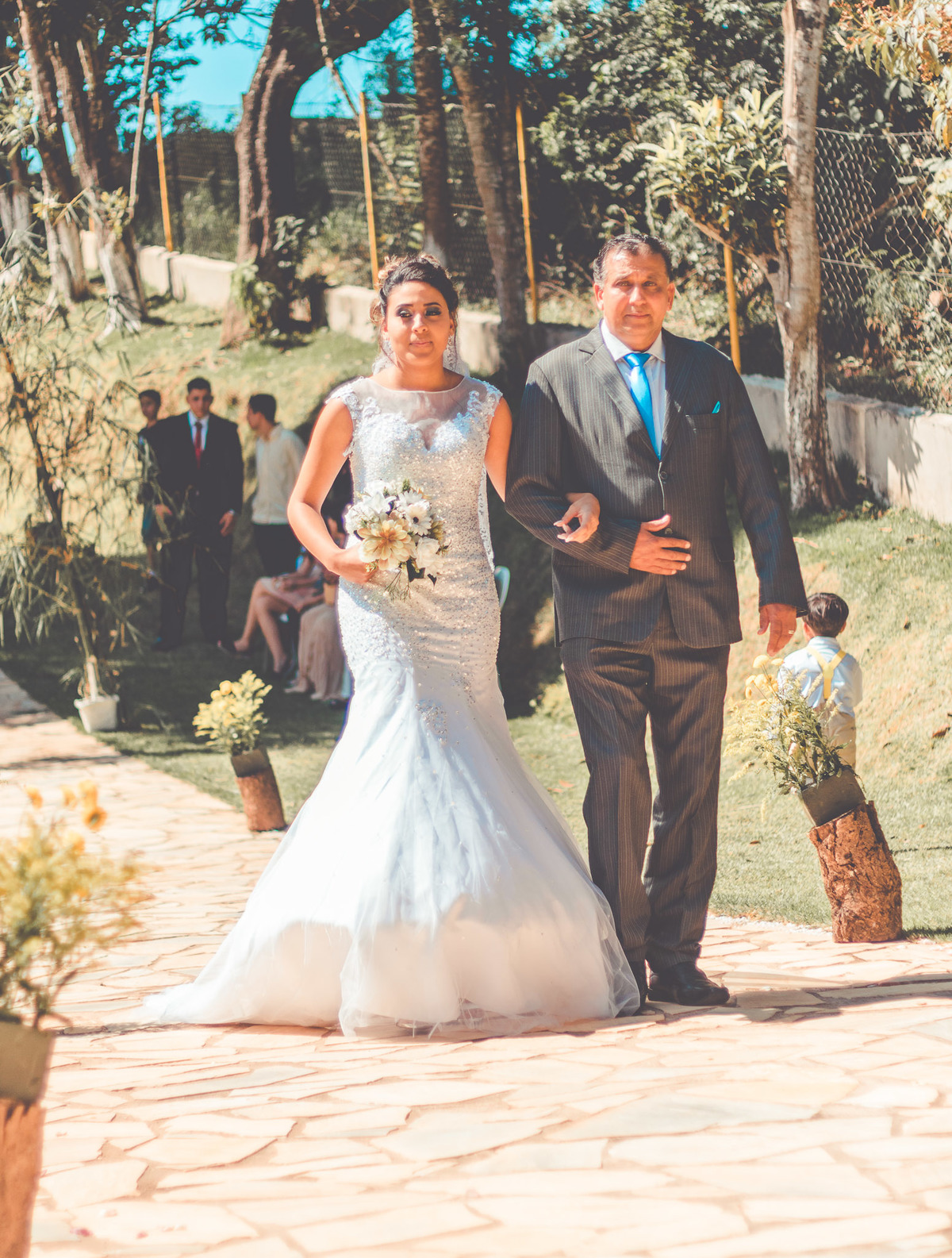 Noiva entrando na cerimônia do casamento