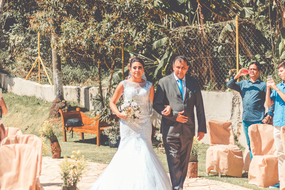 Noiva entrando na cerimônia do casamento