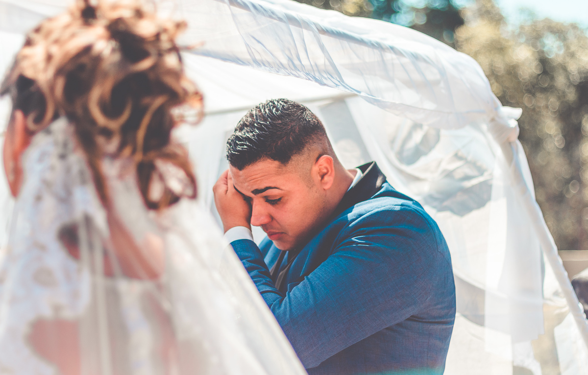 noivo emocionado com a entrada da noiva