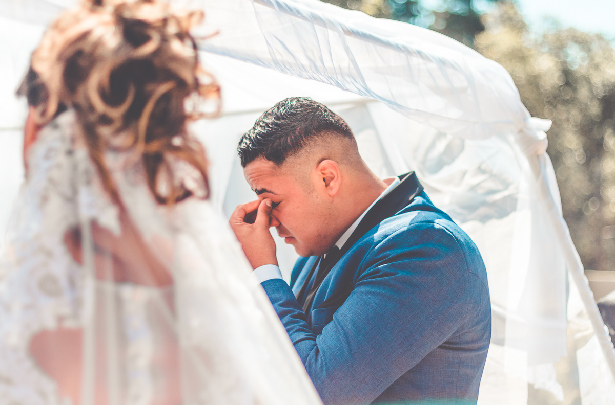 noivo emocionado com a entrada da noiva