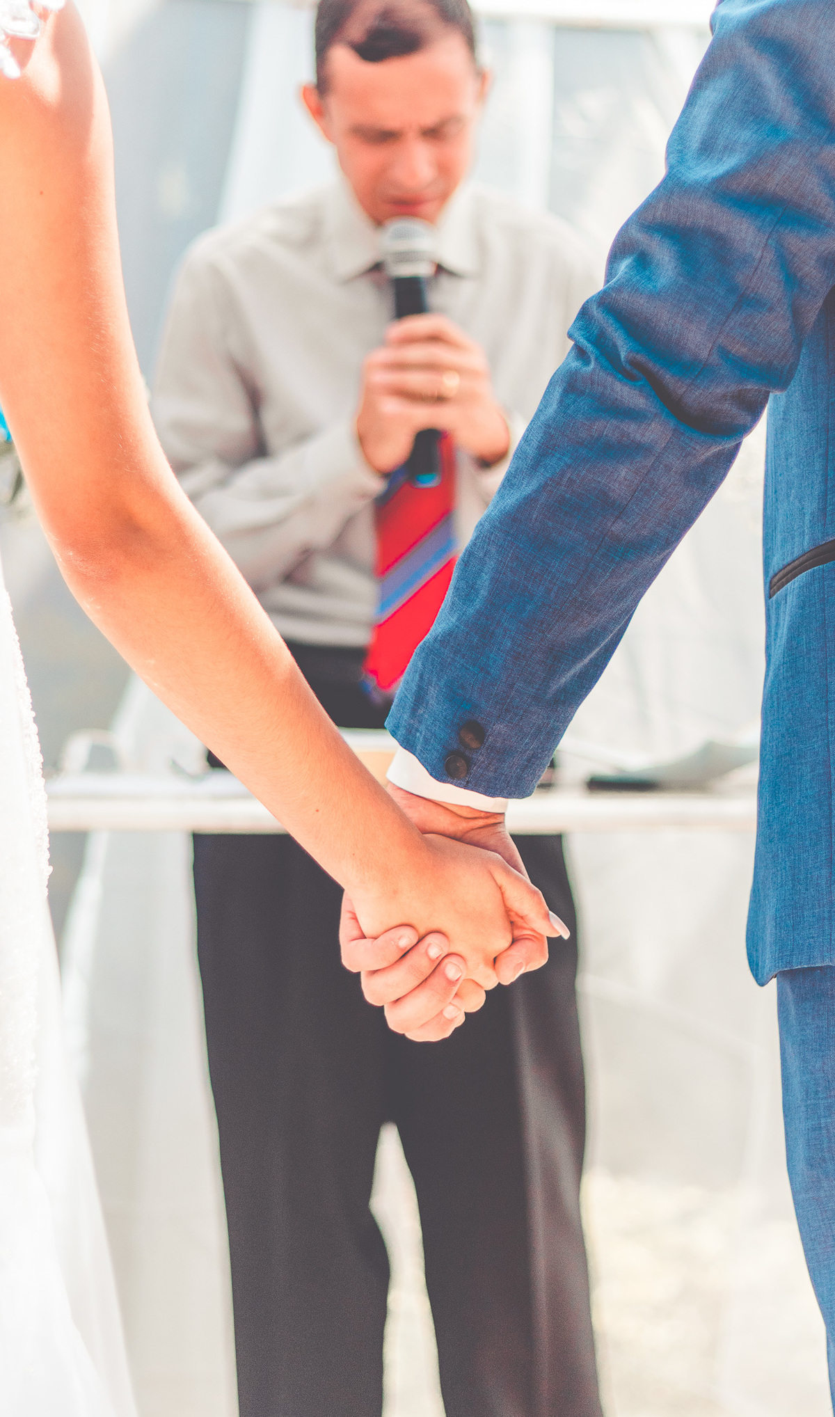 noivos com as mãos cruzadas 