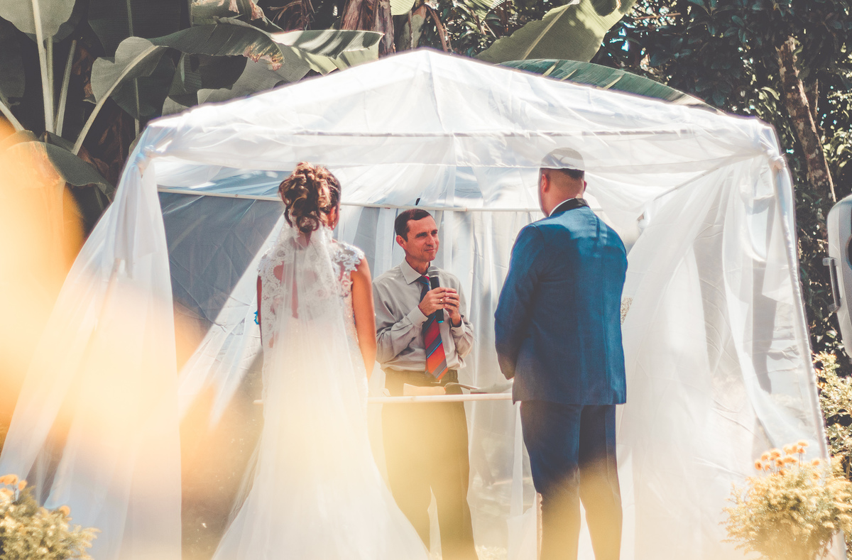 Noivos na cerimônia do casamento