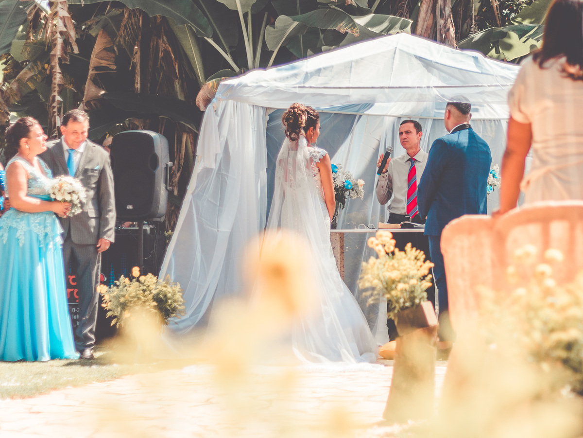 Noivos na cerimônia do casamento