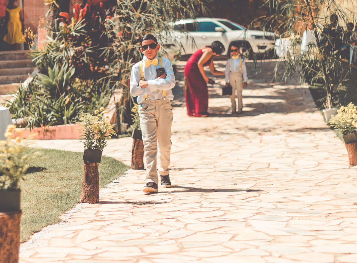 Pajens entrando na cerimônia como segurança das alianças