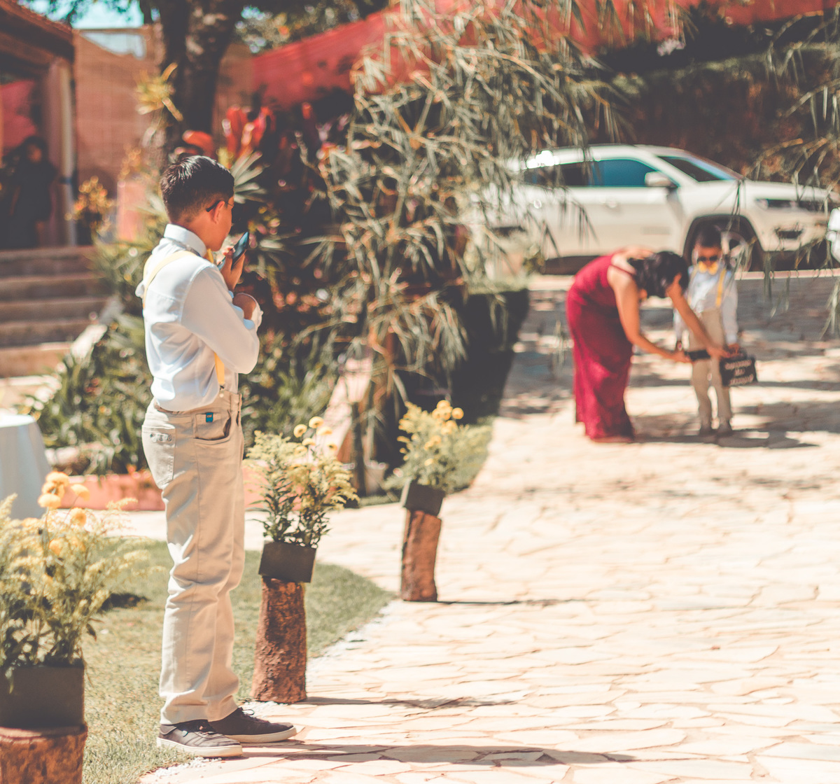 Pajens entrando na cerimônia como segurança das alianças