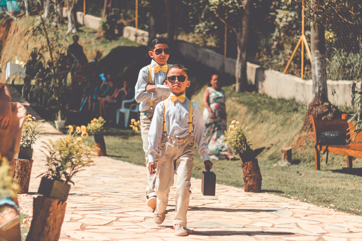 Pajens entrando na cerimônia como segurança das alianças