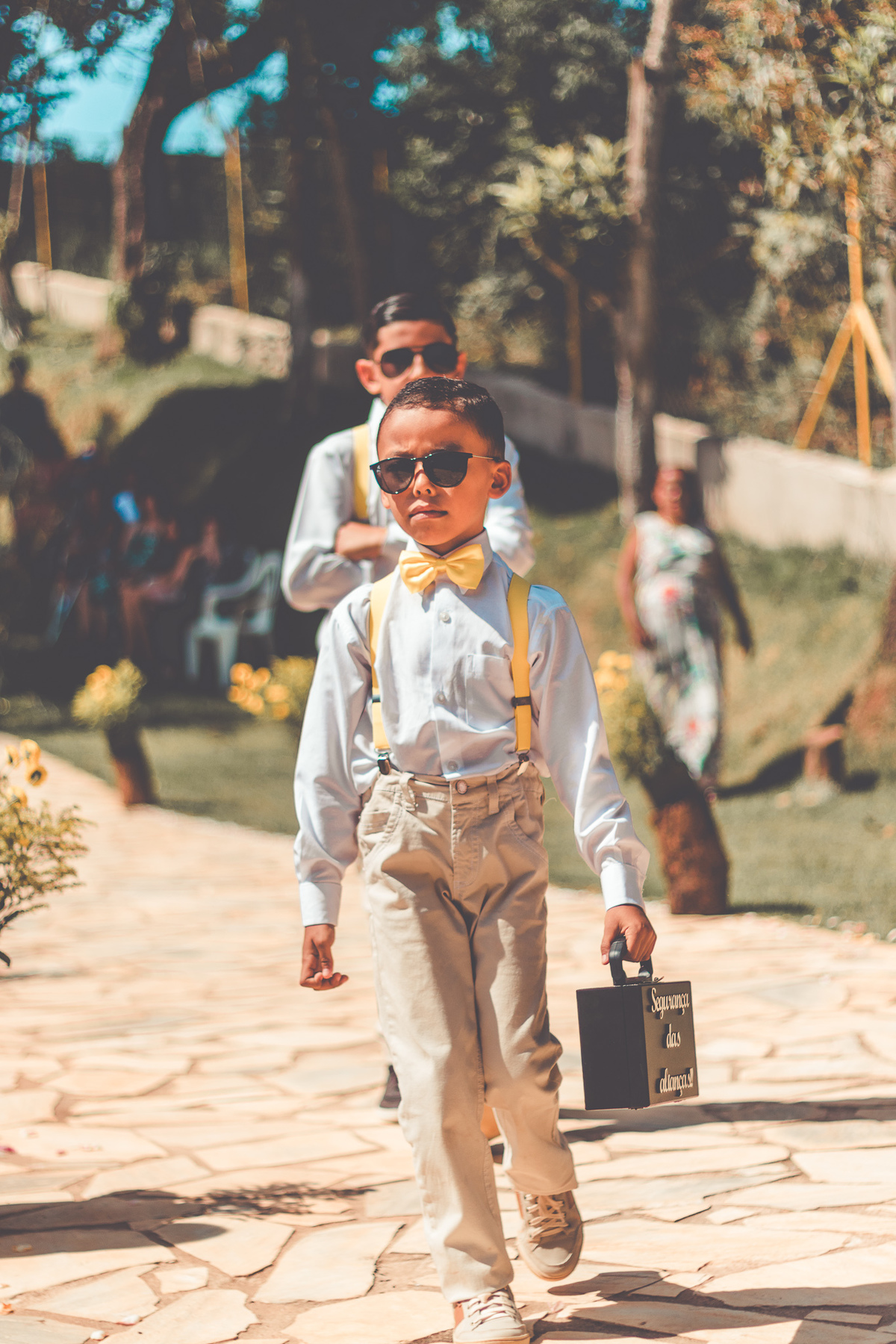 Pajens entrando na cerimônia como segurança das alianças
