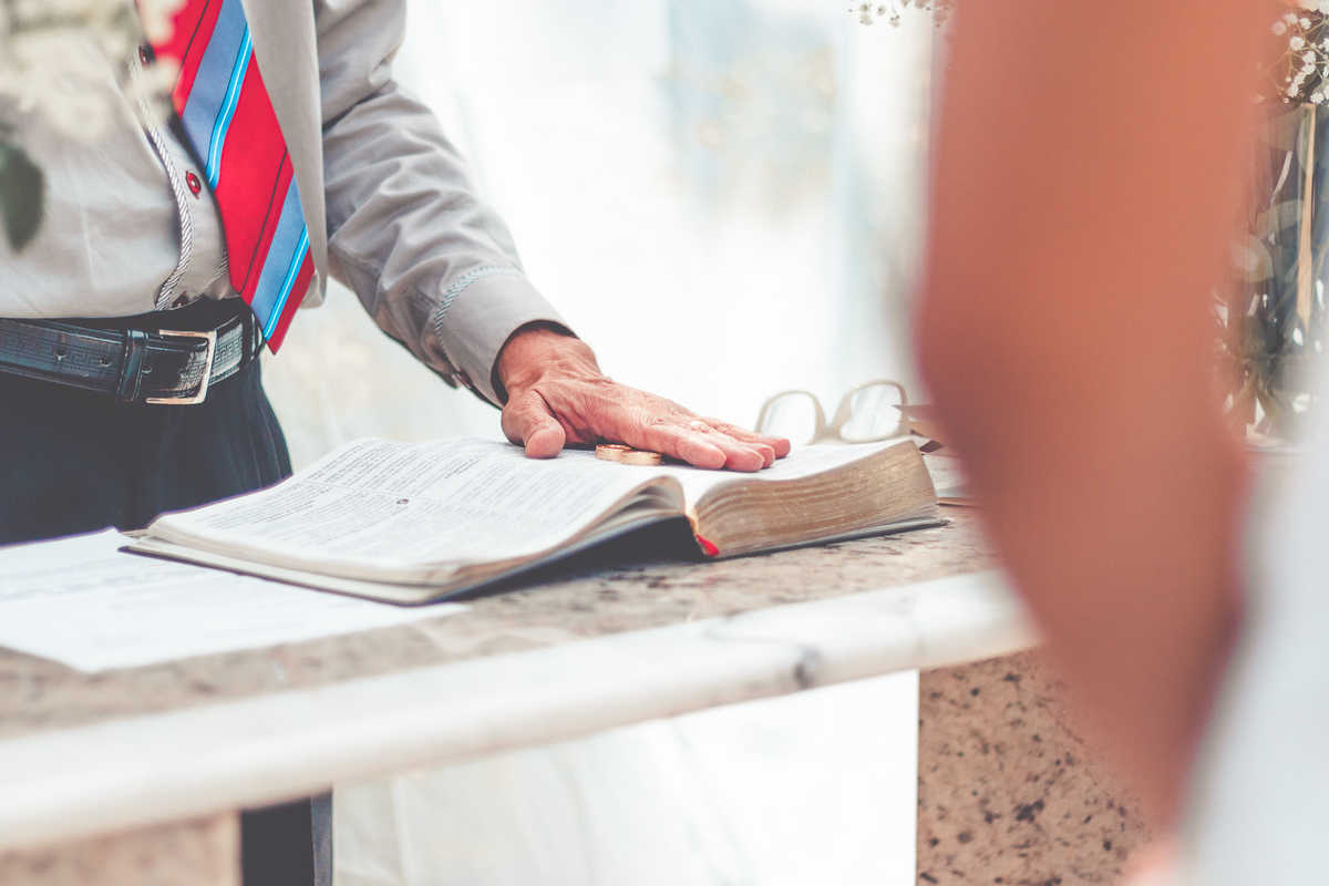 pastor abençoando as alianças