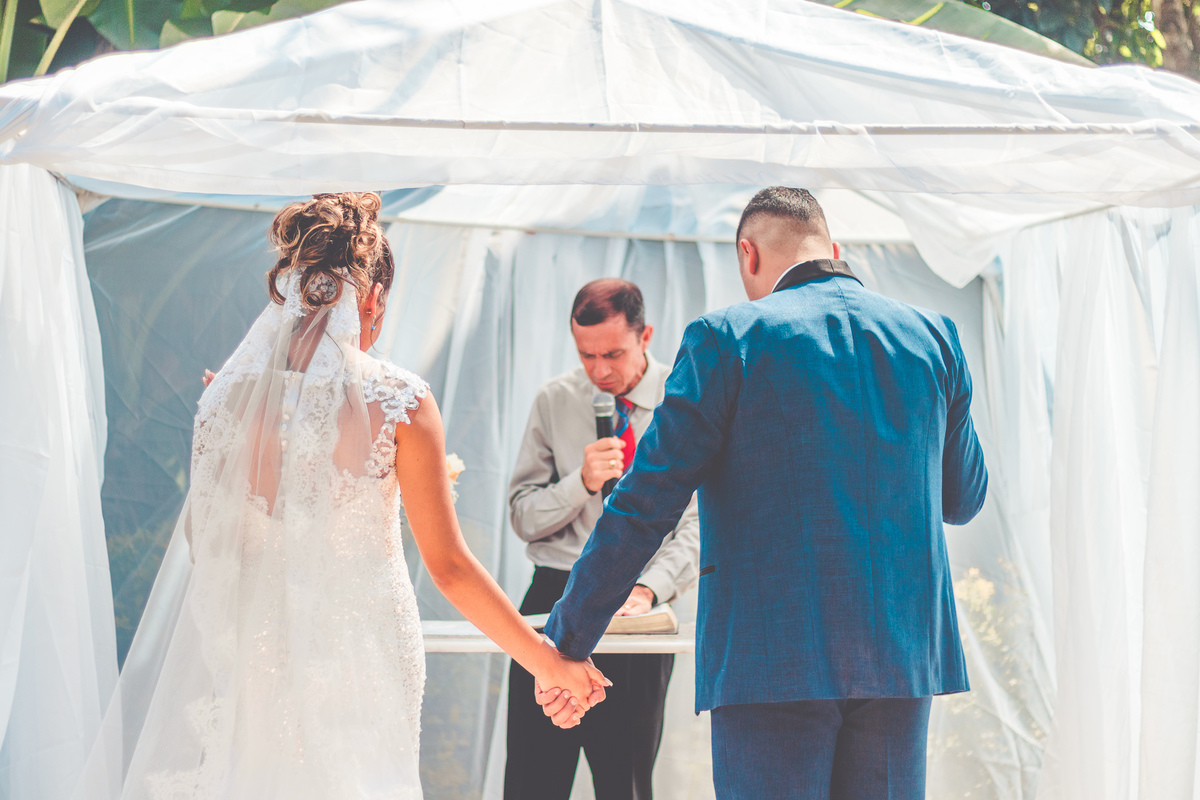Noivos na cerimônia do casamento