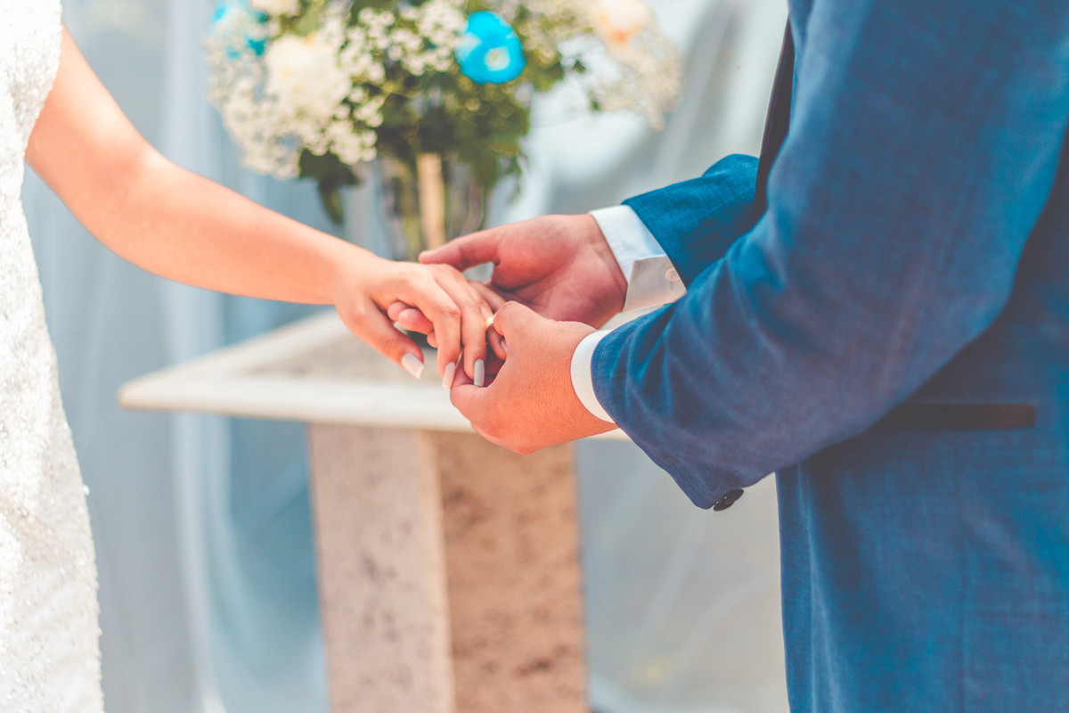 Noivos na cerimônia do casamento