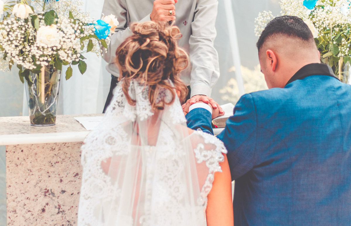 Noivos na cerimônia do casamento