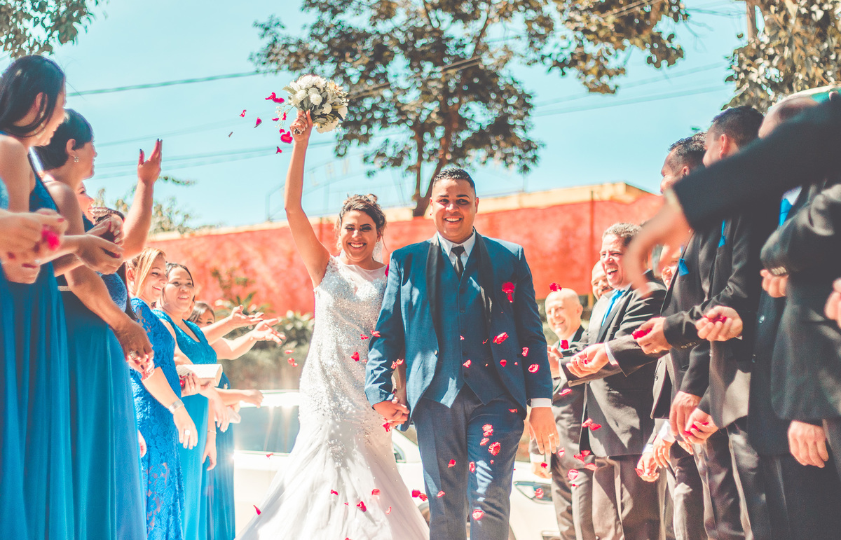 noivos saindo da cerimônia com pétalas
