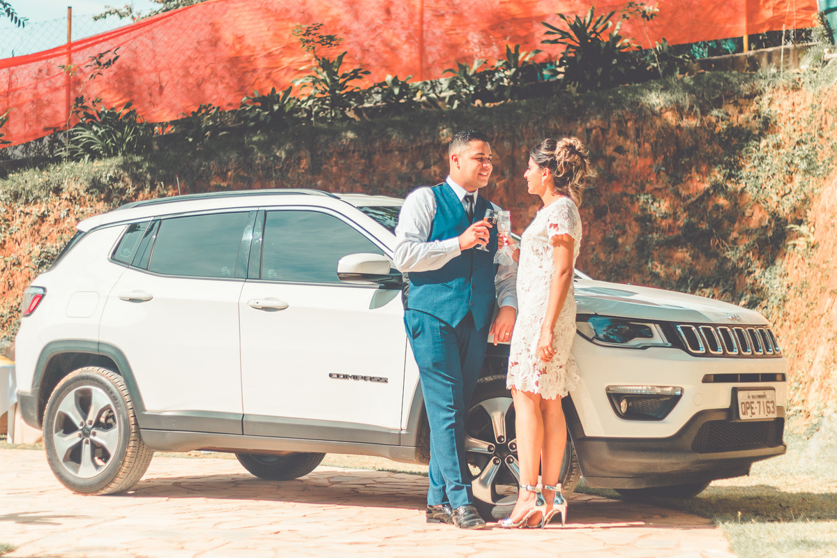 ensaio dos noivos no dia do casamento brindando