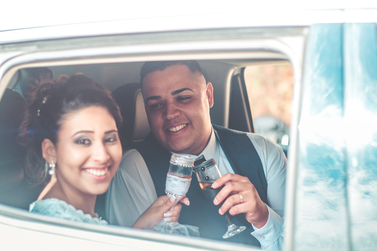 ensaio dos noivos no dia do casamento brindando
