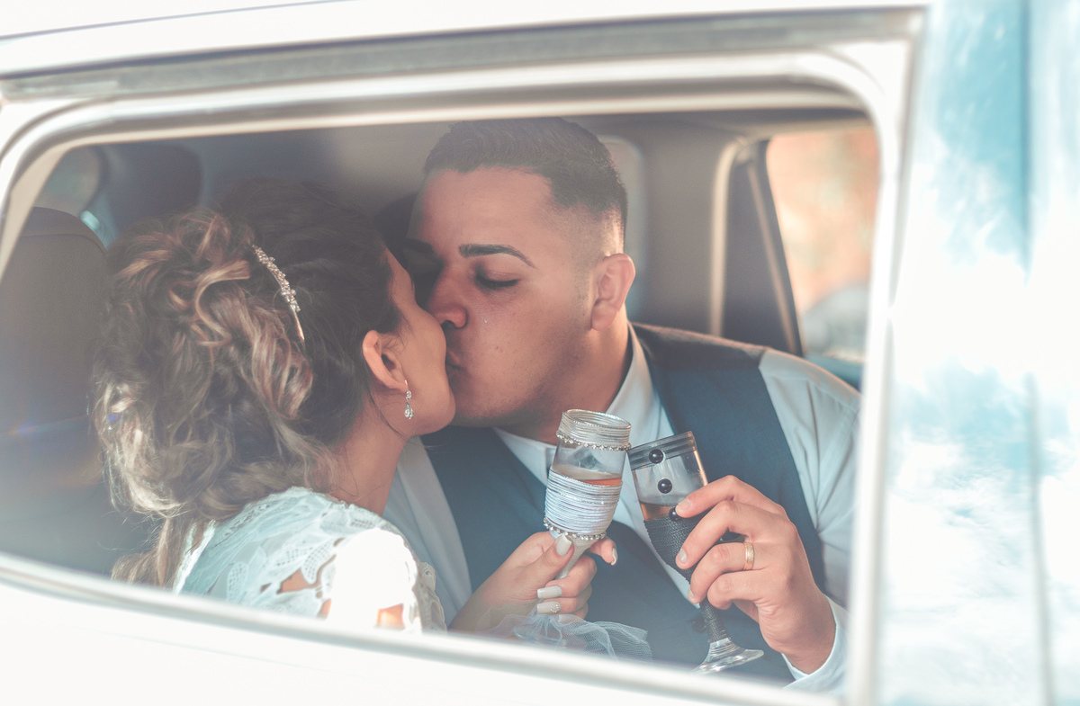 ensaio dos noivos no dia do casamento brindando