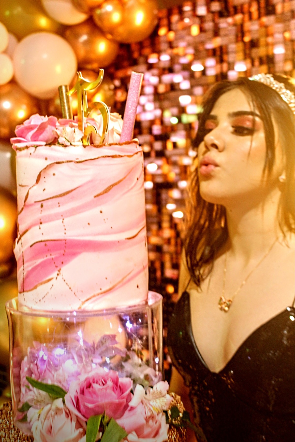 Debutante apagando as velas 