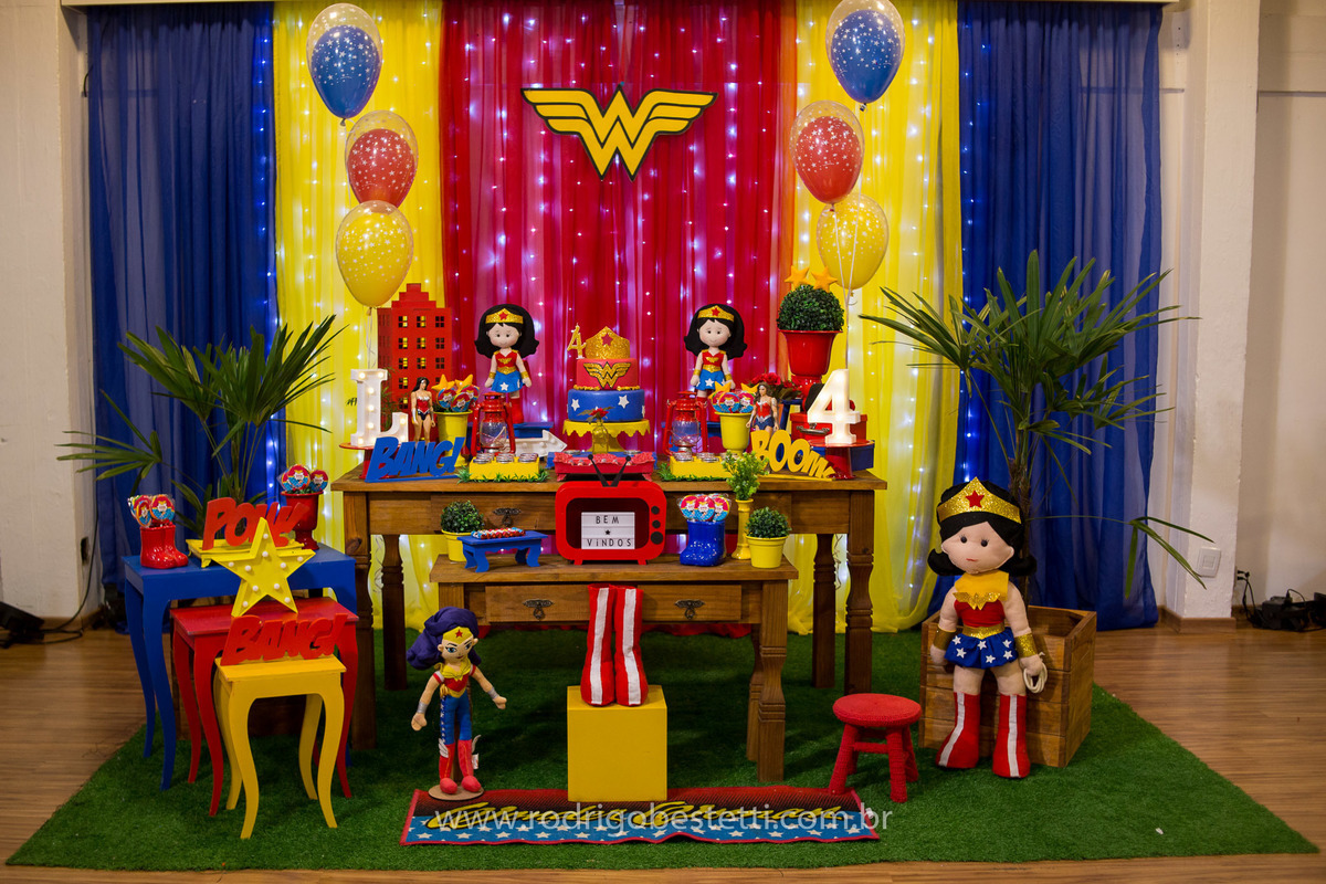 mulher maravilha, fantasia, fotografia infantil, casa de festas, aniversario, festa de aniversario infantil, livia, porto alegre, fotografo, decoracao, fotografo infantil, rodrigo bestetti fotografia, fotos diferentes, fotografo porto alegre