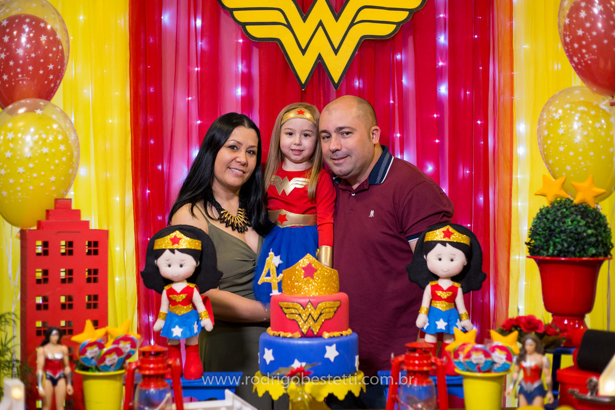 mulher maravilha, fantasia, fotografia infantil, casa de festas, aniversario, festa de aniversario infantil, livia, porto alegre, fotografo, decoracao, fotografo infantil, rodrigo bestetti fotografia, fotos diferentes, fotografo porto alegre