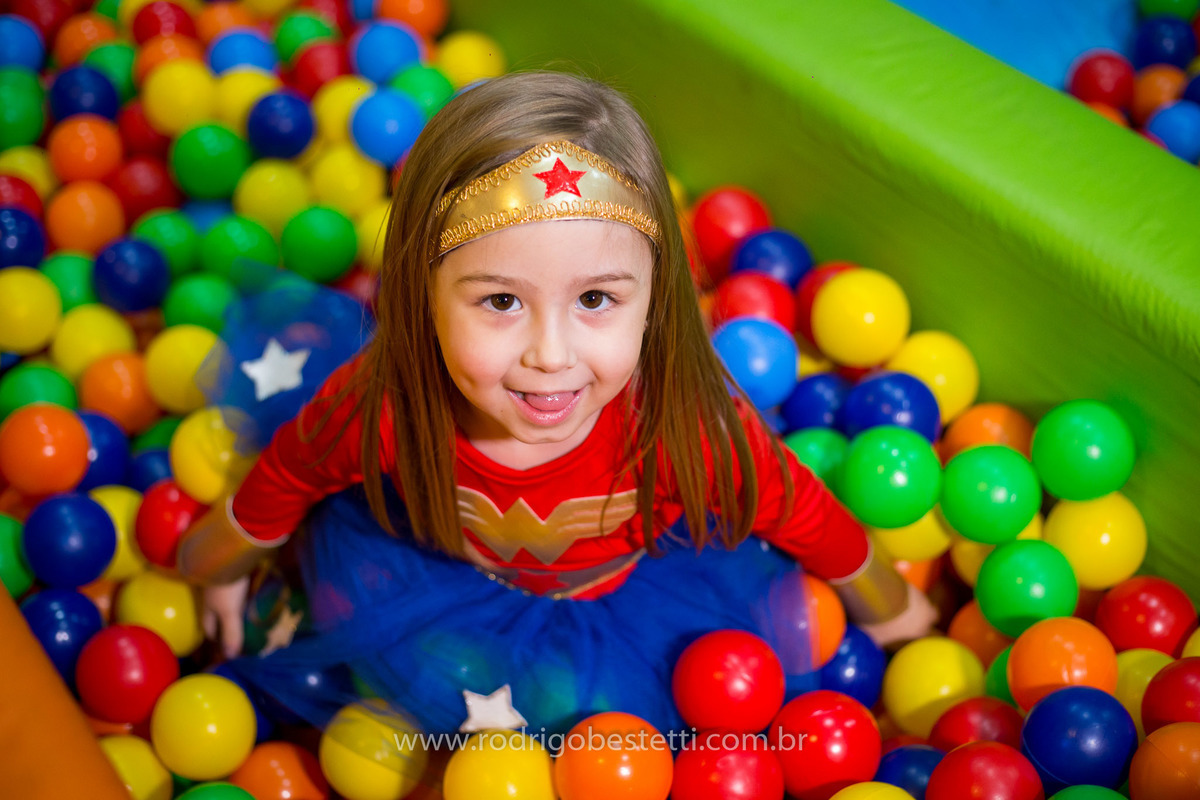 mulher maravilha, fantasia, fotografia infantil, casa de festas, aniversario, festa de aniversario infantil, livia, porto alegre, fotografo, decoracao, fotografo infantil, rodrigo bestetti fotografia, fotos diferentes, fotografo porto alegre