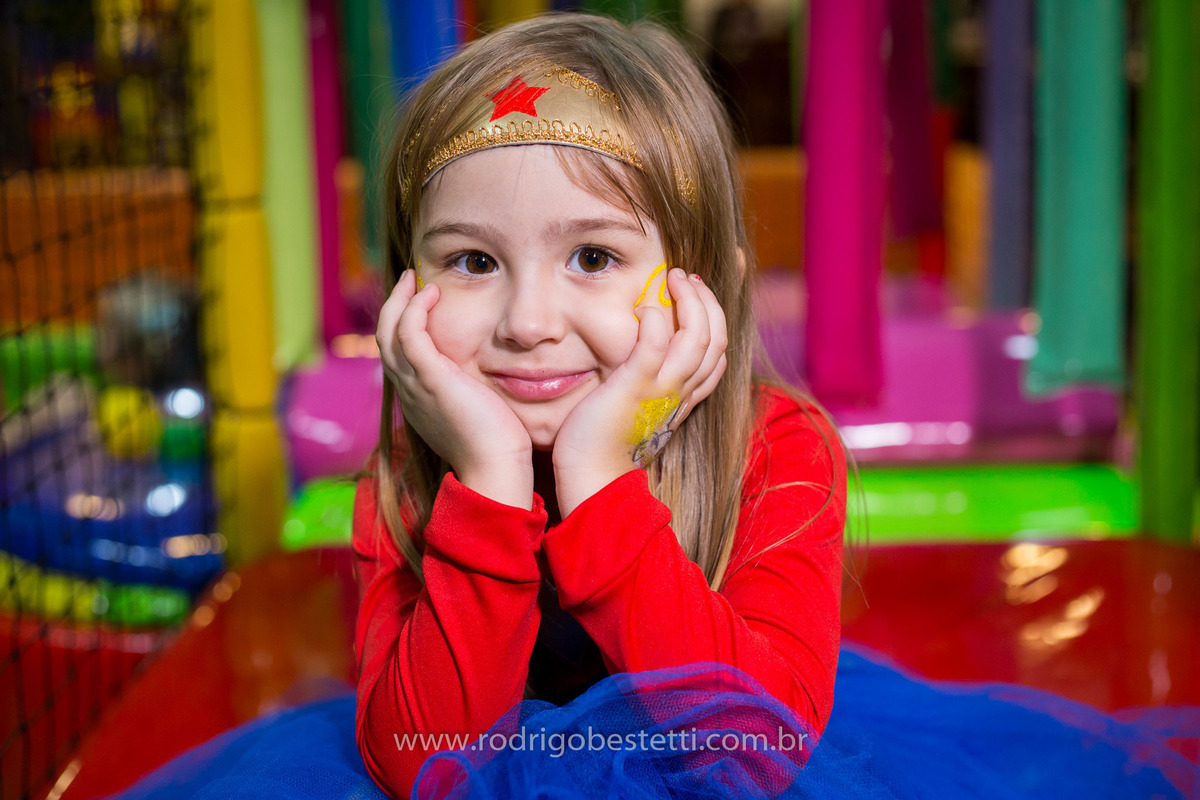 mulher maravilha, fantasia, fotografia infantil, casa de festas, aniversario, festa de aniversario infantil, livia, porto alegre, fotografo, decoracao, fotografo infantil, rodrigo bestetti fotografia, fotos diferentes, fotografo porto alegre