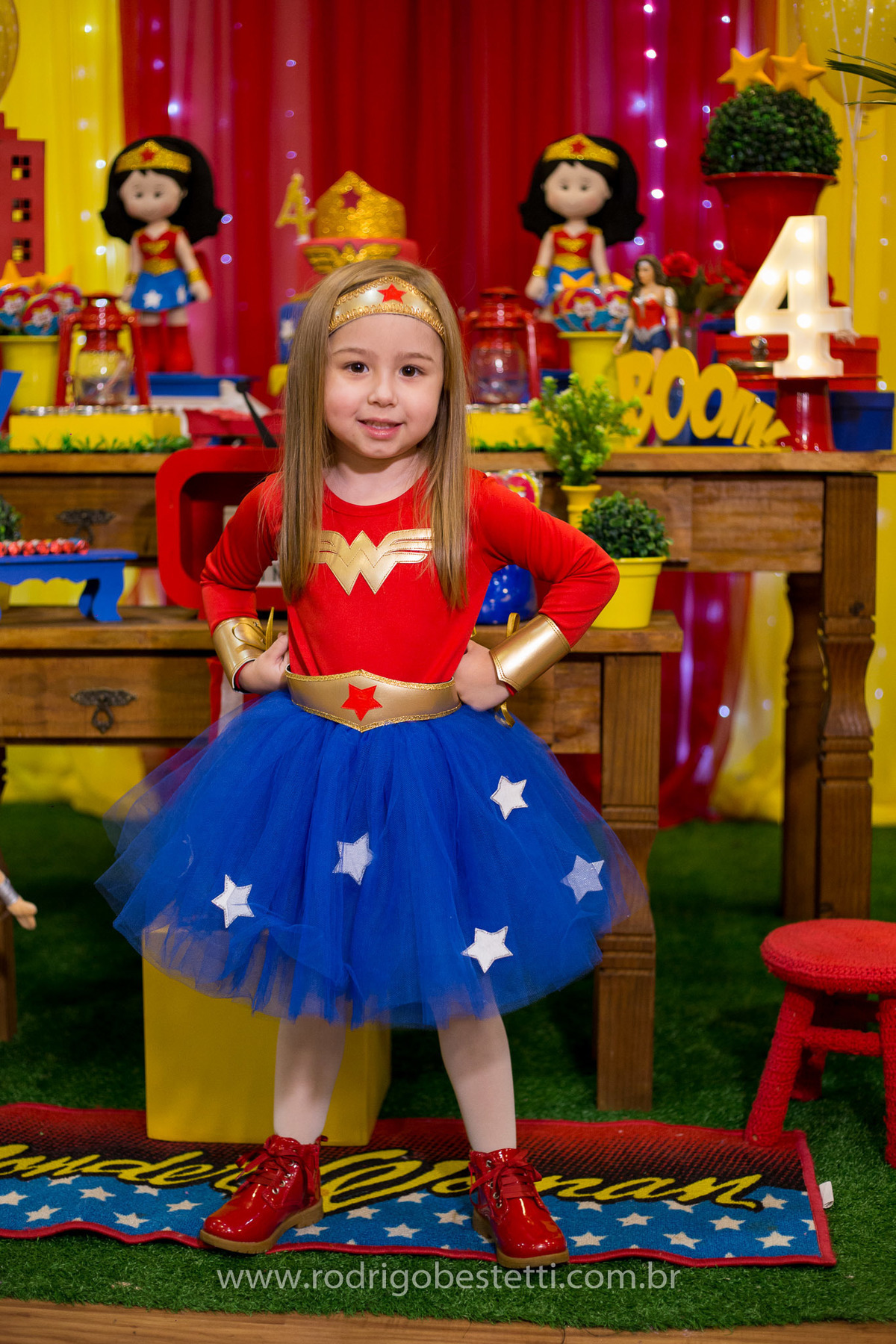 mulher maravilha, fantasia, fotografia infantil, casa de festas, aniversario, festa de aniversario infantil, livia, porto alegre, fotografo, decoracao, fotografo infantil, rodrigo bestetti fotografia, fotos diferentes, fotografo porto alegre