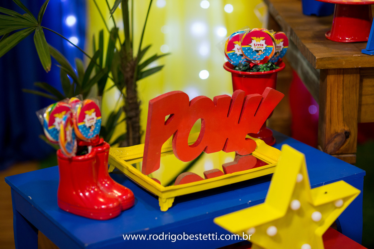 mulher maravilha, fantasia, fotografia infantil, casa de festas, aniversario, festa de aniversario infantil, livia, porto alegre, fotografo, decoracao, fotografo infantil, rodrigo bestetti fotografia, fotos diferentes, fotografo porto alegre