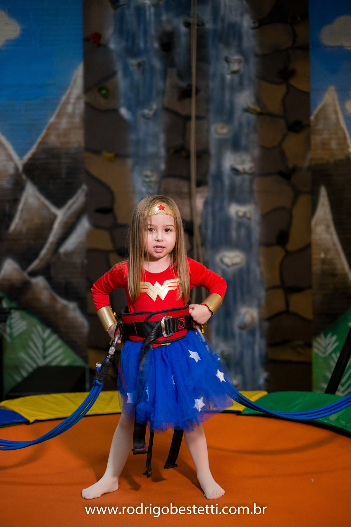 mulher maravilha, fantasia, fotografia infantil, casa de festas, aniversario, festa de aniversario infantil, livia, porto alegre, fotografo, decoracao, fotografo infantil, rodrigo bestetti fotografia, fotos diferentes, fotografo porto alegre