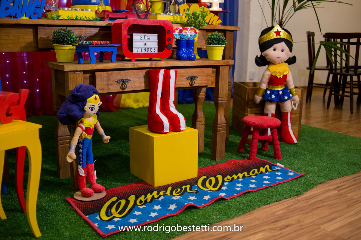 mulher maravilha, fantasia, fotografia infantil, casa de festas, aniversario, festa de aniversario infantil, livia, porto alegre, fotografo, decoracao, fotografo infantil, rodrigo bestetti fotografia, fotos diferentes, fotografo porto alegre