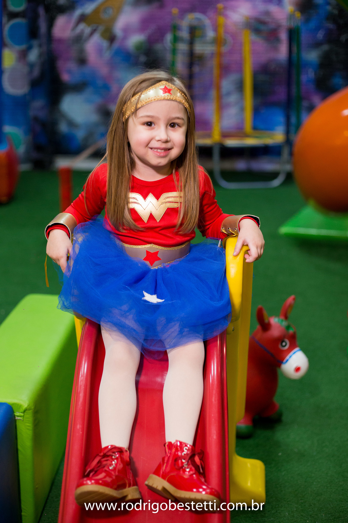 mulher maravilha, fantasia, fotografia infantil, casa de festas, aniversario, festa de aniversario infantil, livia, porto alegre, fotografo, decoracao, fotografo infantil, rodrigo bestetti fotografia, fotos diferentes, fotografo porto alegre