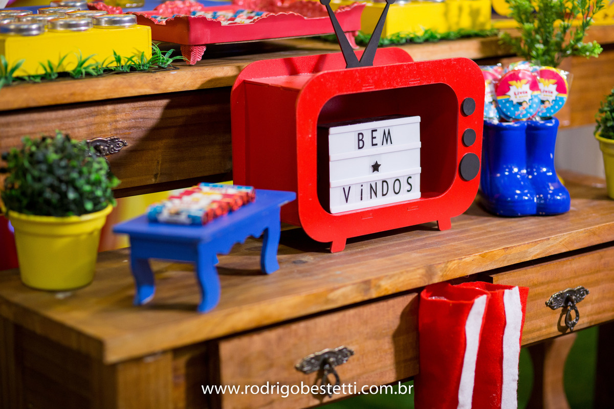 mulher maravilha, fantasia, fotografia infantil, casa de festas, aniversario, festa de aniversario infantil, livia, porto alegre, fotografo, decoracao, fotografo infantil, rodrigo bestetti fotografia, fotos diferentes, fotografo porto alegre