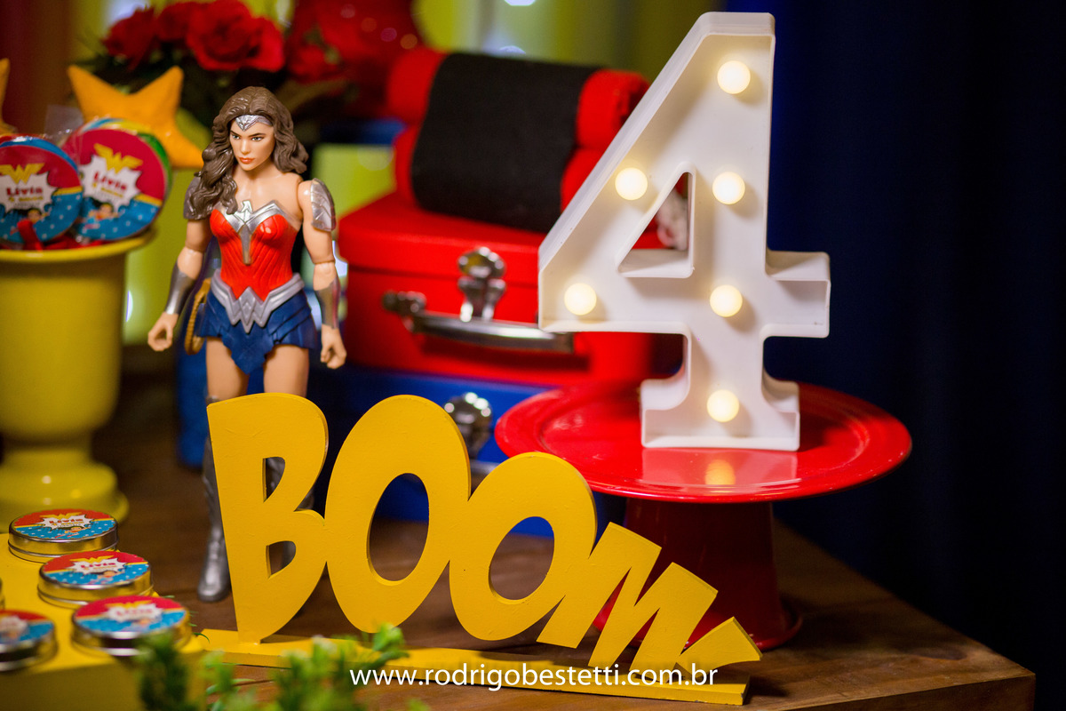 mulher maravilha, fantasia, fotografia infantil, casa de festas, aniversario, festa de aniversario infantil, livia, porto alegre, fotografo, decoracao, fotografo infantil, rodrigo bestetti fotografia, fotos diferentes, fotografo porto alegre