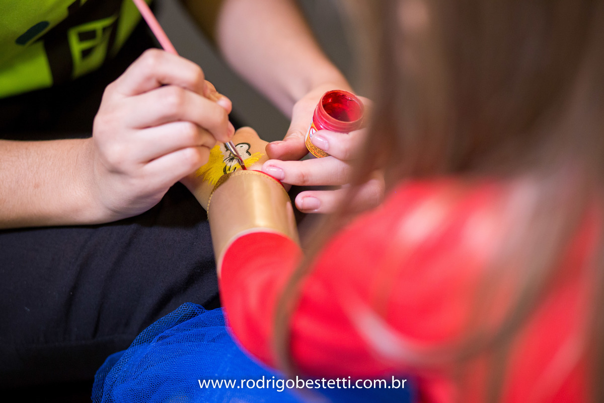 mulher maravilha, fantasia, fotografia infantil, casa de festas, aniversario, festa de aniversario infantil, livia, porto alegre, fotografo, decoracao, fotografo infantil, rodrigo bestetti fotografia, fotos diferentes, fotografo porto alegre