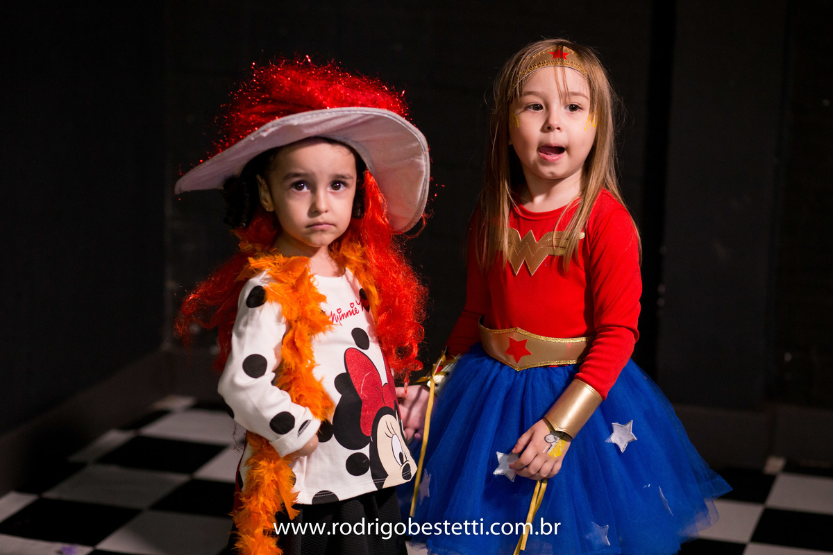 mulher maravilha, fantasia, fotografia infantil, casa de festas, aniversario, festa de aniversario infantil, livia, porto alegre, fotografo, decoracao, fotografo infantil, rodrigo bestetti fotografia, fotos diferentes, fotografo porto alegre