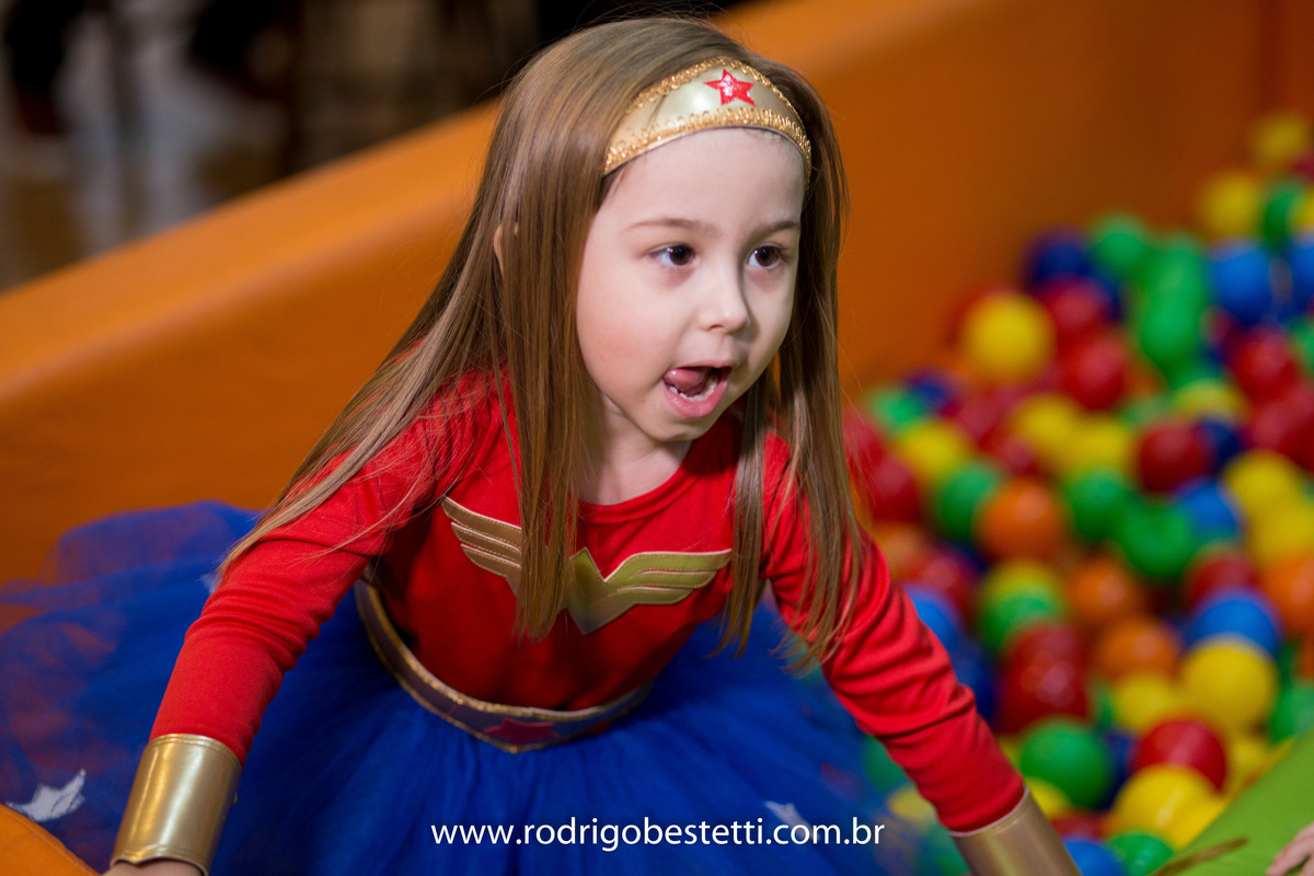 mulher maravilha, fantasia, fotografia infantil, casa de festas, aniversario, festa de aniversario infantil, livia, porto alegre, fotografo, decoracao, fotografo infantil, rodrigo bestetti fotografia, fotos diferentes, fotografo porto alegre