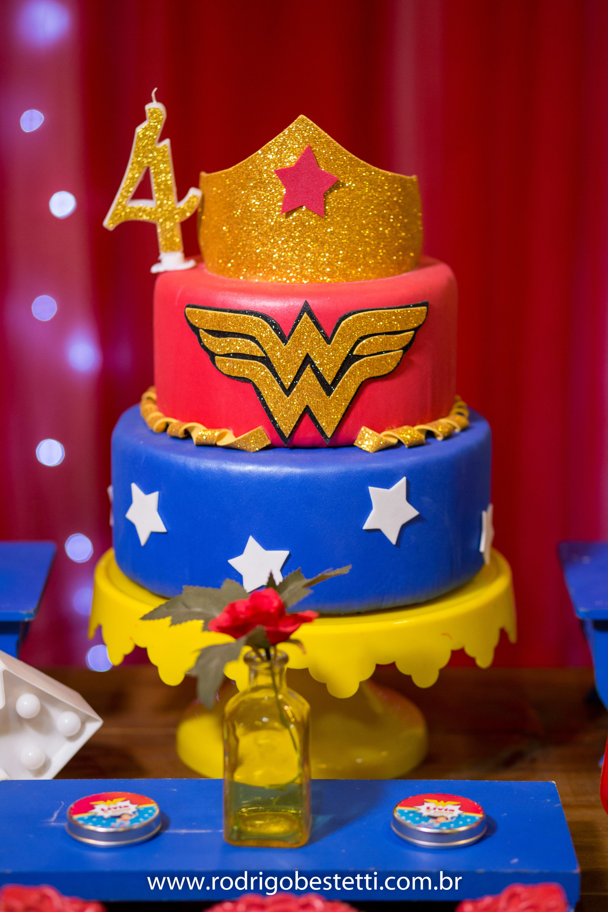 mulher maravilha, fantasia, fotografia infantil, casa de festas, aniversario, festa de aniversario infantil, livia, porto alegre, fotografo, decoracao, fotografo infantil, rodrigo bestetti fotografia, fotos diferentes, fotografo porto alegre