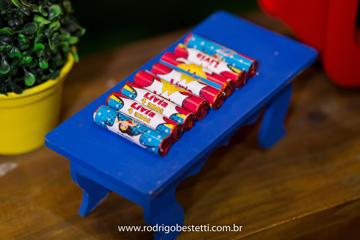 mulher maravilha, fantasia, fotografia infantil, casa de festas, aniversario, festa de aniversario infantil, livia, porto alegre, fotografo, decoracao, fotografo infantil, rodrigo bestetti fotografia, fotos diferentes, fotografo porto alegre