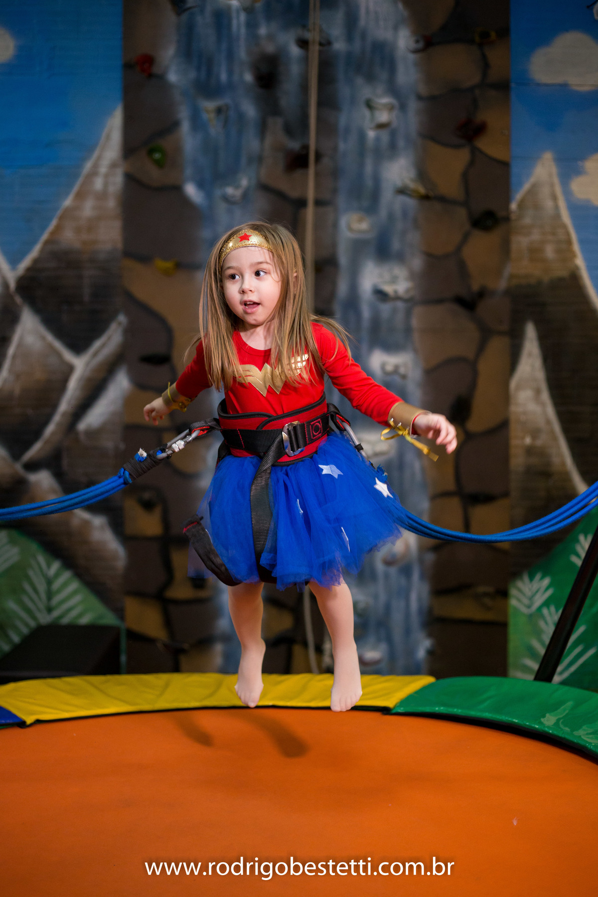 mulher maravilha, fantasia, fotografia infantil, casa de festas, aniversario, festa de aniversario infantil, livia, porto alegre, fotografo, decoracao, fotografo infantil, rodrigo bestetti fotografia, fotos diferentes, fotografo porto alegre