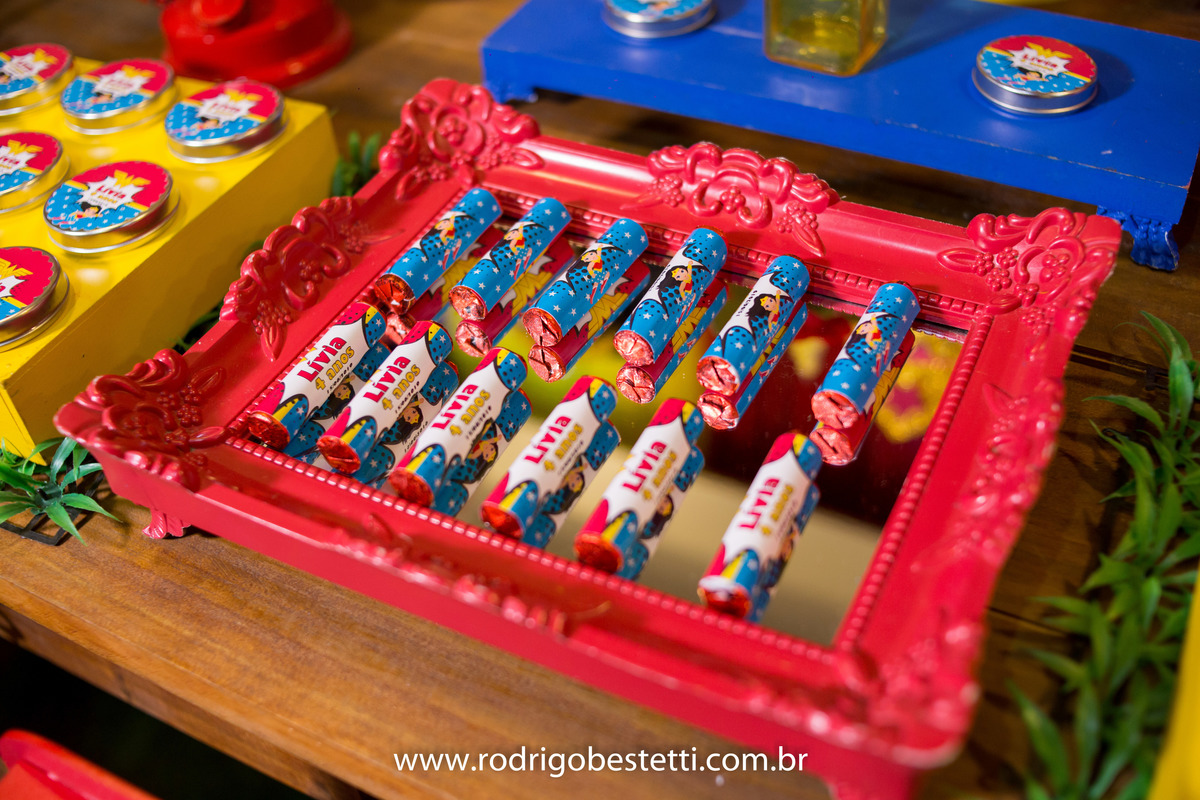 mulher maravilha, fantasia, fotografia infantil, casa de festas, aniversario, festa de aniversario infantil, livia, porto alegre, fotografo, decoracao, fotografo infantil, rodrigo bestetti fotografia, fotos diferentes, fotografo porto alegre