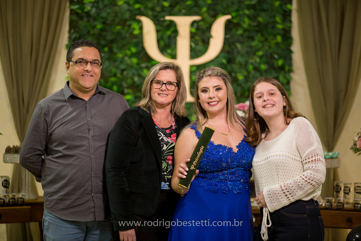 fotografia-formatura-porto-alegre-ilha-da-pintada-psicologia-psicologa-decoracao-grazi-festas-rodrigo-bestetti-foto-lembranca-fotografo-mesa-de-doces-vestido-azul-familia-amigos