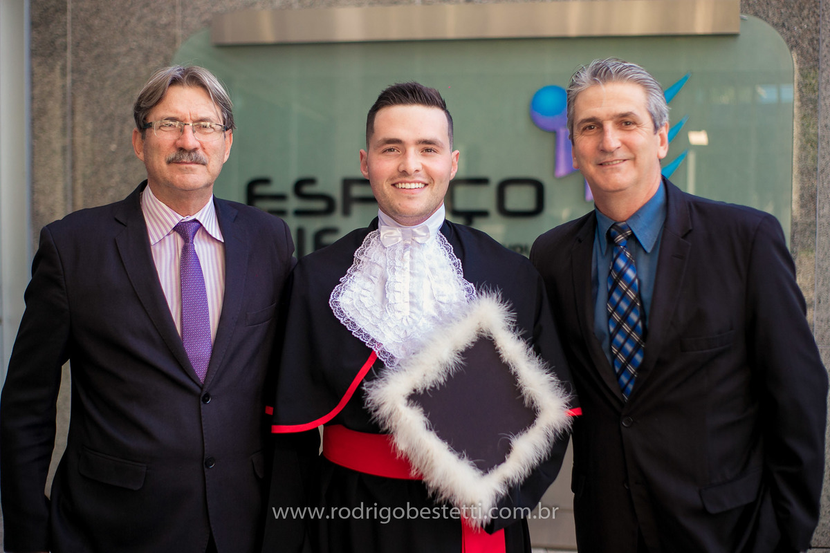 fotografo de formatura, direito, advogado, fmp, teatro do ciee, porto alegre, formando, homem, fotografia masculina, militar, farda, toga, guadalajara, terno, colacao de grau, solenidade de formatura, rodrigo bestetti fotografia