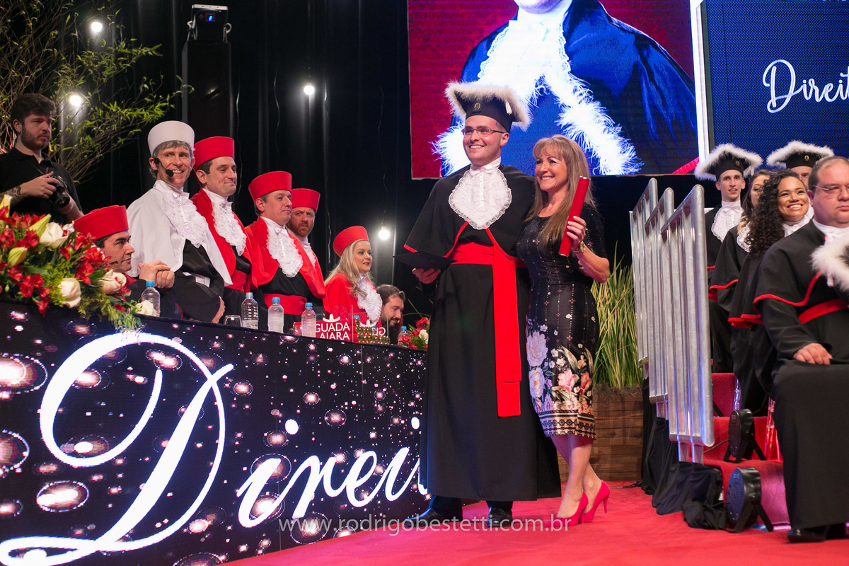 fotografo de formatura, direito, advogado, fmp, teatro do ciee, porto alegre, formando, homem, fotografia masculina, militar, farda, toga, guadalajara, terno, colacao de grau, solenidade de formatura, rodrigo bestetti fotografia