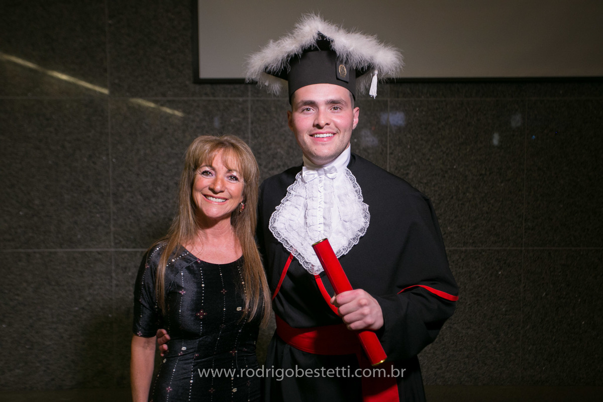 fotografo de formatura, direito, advogado, fmp, teatro do ciee, porto alegre, formando, homem, fotografia masculina, militar, farda, toga, guadalajara, terno, colacao de grau, solenidade de formatura, rodrigo bestetti fotografia