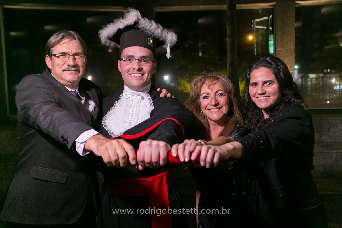 fotografo de formatura, direito, advogado, fmp, teatro do ciee, porto alegre, formando, homem, fotografia masculina, militar, farda, toga, guadalajara, terno, colacao de grau, solenidade de formatura, rodrigo bestetti fotografia
