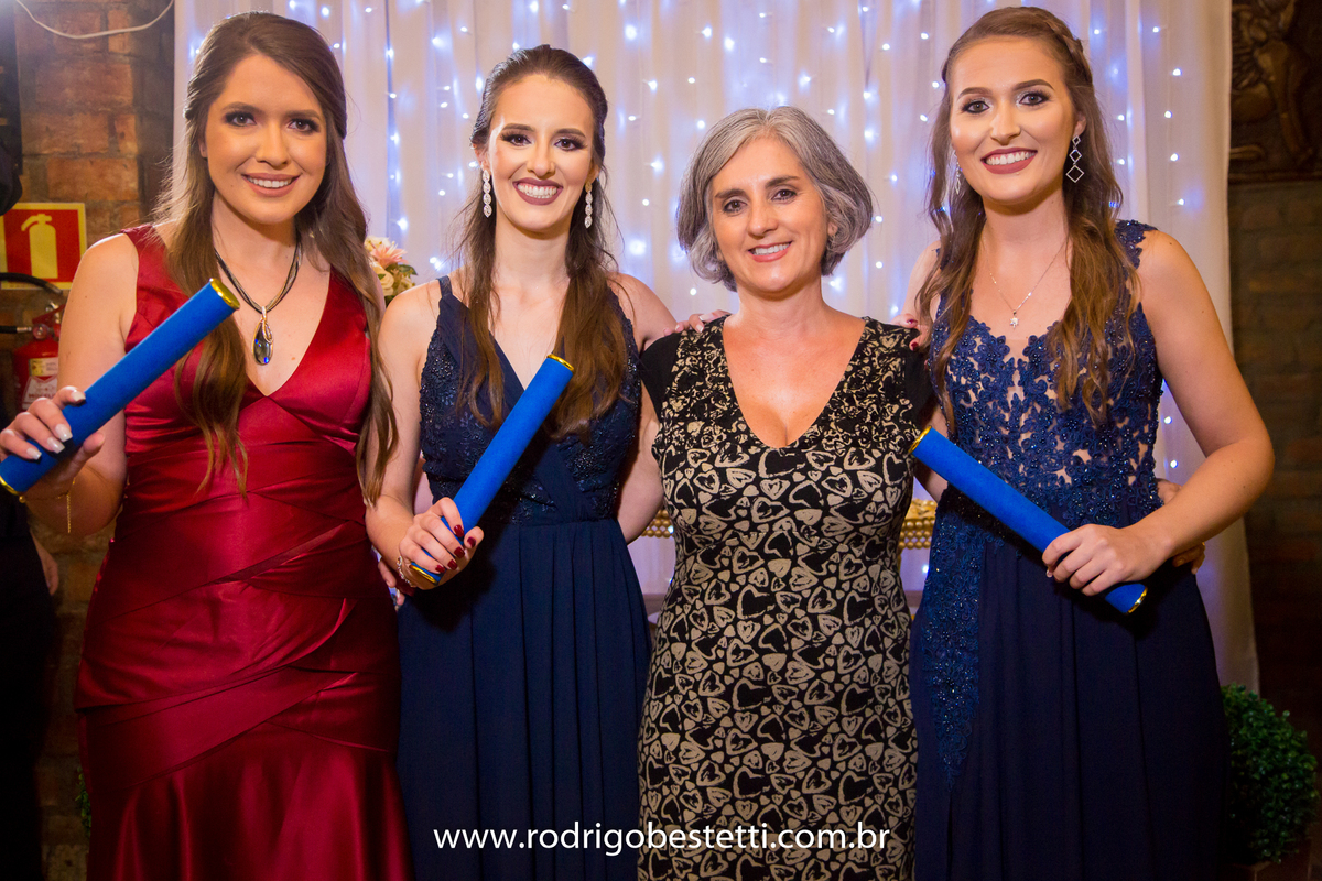 fotografo de formatura porto alegre, formaturas, fotografia, porto alegre, ufrgs, ensaio diferente, ensaio formatura, engenharia ufrgs, fotos diferentes, logo da ufrgs, fotografia de formatura, tailana jeske, thawara guidolin, viviane mezzomo