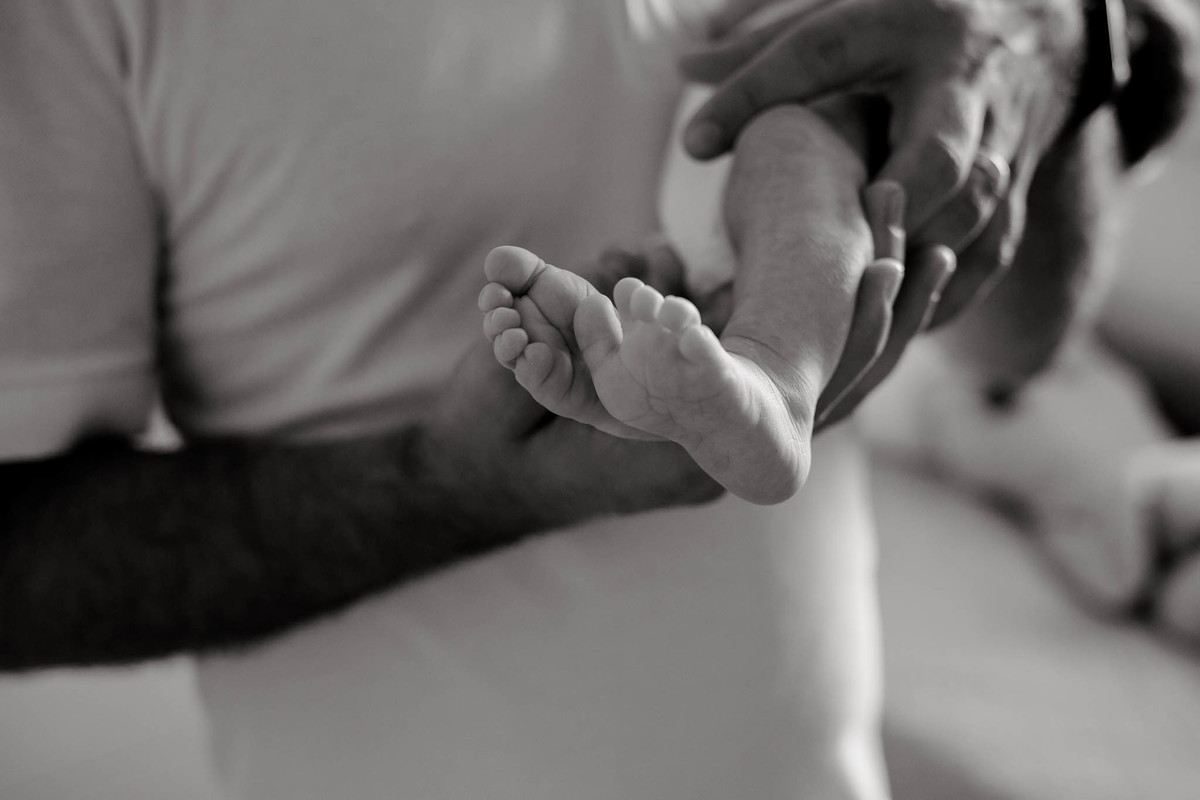 fotografa_de_recem_nascido_newborn_lifestyle_em_casa_goiania_pezinhos_de_bebe_livia_guimaraes 