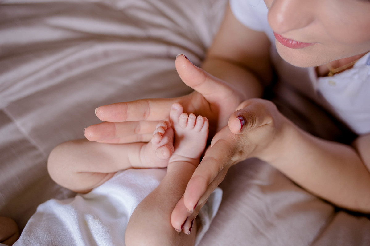 fotografa_de_recem_nascido_newborn_lifestyle_em_casa_goiania_pezinhos_de_bebe_livia_guimaraes 